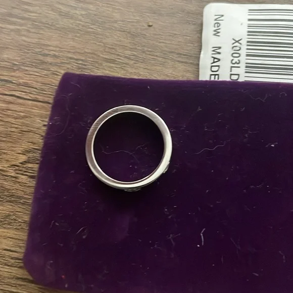 NIP Fashion Ring: Multiple Sizes - Picture 3 of 4